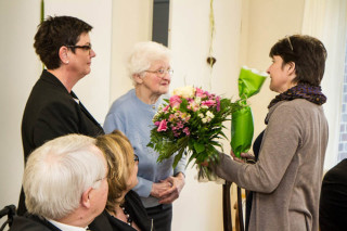 Bewohnerin Hedwig Mevenkamp überreicht der Ministerin zum Abschid einen Blumenstrauß und edle Strickwolle - denn das ist das große Hobby der Politikerin.  Foto: SMMP/Bock