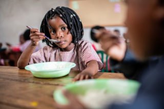 Kinder essen in der Schule in Metarica eine kräftige Suppe oder einen Brei aus Mais. Für viele Kinder ist diese Speise die einzige Malzeit am Tag, Foto: Florian Kopp