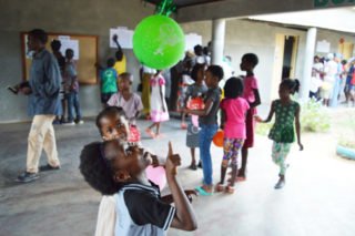 Bei ihrer Abschlussfeier im Kindergarten spielen die Iinder mit Luftballons. Die sogenannte "Graduacao" ist in Mosambik ein großes Fest. Foto: Johanna Friedrich.