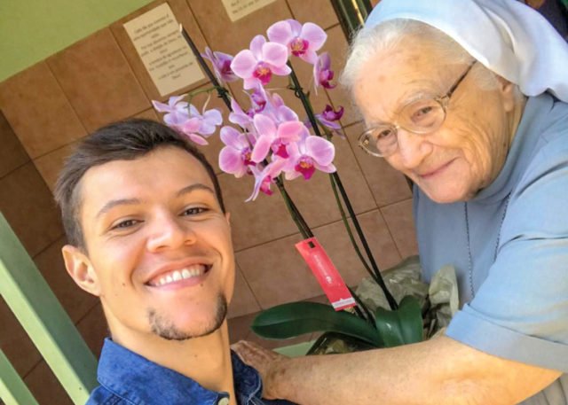 Die 93-jährige Missionarin Schwester Maria Ludwigis Bilo gratuliert Valdecir Rosa Junior zur Eröffnung seiner Tanzschule in Leme. Benannt hat er sie nach seiner Föderin. Und das war Schwester Ludwigis. Foto: SMMP
