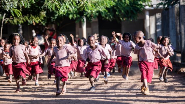 Rennende und feixende Kinder im Schulhof des pädagogischen Zentrums Julie Postel in Metarica/MOsambik. Foto: SMMP/Florian Kopp