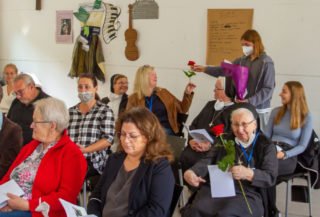 Die MaZ bedanken sich bei dem Vorbereitungsteam und den Schwestern, die den Aussendungsgottesdienst mitgesaltet haben, mit einer Rose. Foto: SMMP/Ulrich Bock