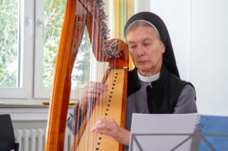 Schwester Theresita Maria Müller spielt die Harfe. Foto: SMMP/Ulrich Bock