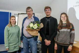 Viktoria Lehmann (l.), Thorben Prünte (2.v.r.) und Hannah Politowski (r.) bedanken sich bei Winfried Meilwes (2.v.l.). Foto: SMMP/Ulrich Bock
