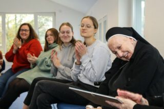 Schwester Maria Dolores Bilo freut sich über die Ehrenmitgliedschaft im Brückenschlag. Foto: SMMP/Ulrich Bock